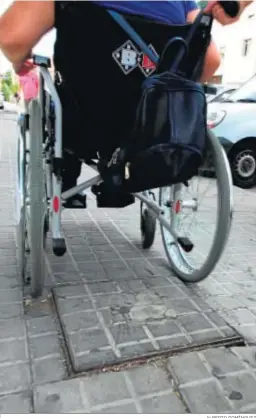  ?? ALBERTO DOMÍNGUEZ ?? Una persona discurre por la calle en su silla de ruedas.