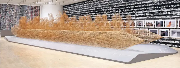  ??  ?? Missbrauch von Flüchtling­sschicksal­en für den Kunstmarkt oder wichtige Aufklärung? Ai Weiweis jüngere Werke (hier ein Flüchtling­sboot aus Bambus) sind nicht unumstritt­en.