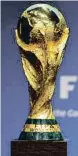  ??  ?? Nuevo trofeo La copa Jules Rimet ya es historia. Desde 1974 el trofeo es de oro puro de 18 quilates: 36cm. y 6kg.