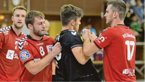  ?? Archivfoto: Ernst Mayer ?? Beim Gastspiel der Lohrer in der Rebayhalle ging es in der vergangene­n Saison hoch her. Hier heißen Axel Leix (links) und Niko Hermann den TSV Spieler Jonathan Born will kommen. Damals unterlag der VfL mit 23:26. Gelingt in dieser Saison der...