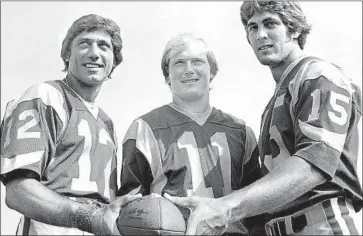  ?? David F. Smith Associated Press ?? JOE NAMATH, left, lasted as starter over Pat Haden (11) and Vince Ferragamo for only four games in 1977.