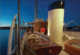  ??  ?? La haute cheminée fait partie de la silhouette d’un yacht classique des années 1930, abritant plusieurs fonctions depuis la fin de la navigation à vapeur.