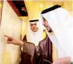  ??  ?? الأمير فيصل بن مشعل يطلع على لوحة خريجي المدرسة