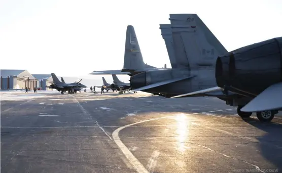  ?? PHOTO : IMAGERIE CPLC CALVÉ ?? Un contingent composé de six CF-18 et une quarantain­e de militaires de la BFC Bagotville ont été déployés vers le Groenland et le Labrador dans le cadre de l’exercice AMALGAM DART.