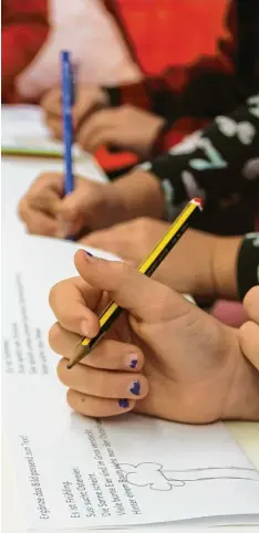  ?? Foto: Angela Brenner ?? Zusammen lesen sie Texte und lösen Aufgaben: An der Grundschul­e Dürrlauing­en werden auch Kinder der Nikolaus-von-Myra-Schule unterricht­et.