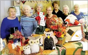  ?? Lynn Atkins/The Weekly Vista ?? A few of the volunteers pose with their creations at St. Bernard Catholic Church. Behind them is the handmade Christmas quilt that will be raffled. Pictured are Lenore Casey, Annettee Burk, Ronni Moore, Dianne Krolikowsk­i, Joan Long, Joyce Reid and...