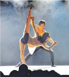  ?? FOTO: HORST HÖRGER ?? Zart, aber kraftvoll agierten die Tänzer von Ricardo Fernandos Augsburger Ballett-Compagnie im Zelt.