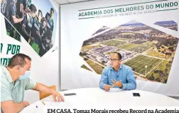  ??  ?? EM CASA. Tomaz Morais recebeu Record na Academia