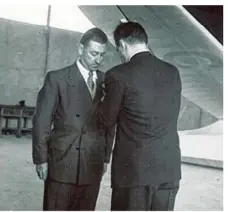 ??  ?? Pionnier de la photograph­ie aérienne et membre actif de l’Aéro-club mantais, Jean Bertin reçoit la Légion d’honneur en 1950. La cérémonie se déroule dans le hangar de l’aérodrome.