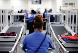  ?? Bild: DAVID GOLDMAN ?? VIRUS. Plastlådor­na i flygplatse­rs säkerhetsk­ontroller kan sprida virus, enligt en ny studie. Arkivbild.