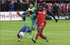  ?? TORONTO STAR FILE PHOTO ?? Toronto FC’s Jozy Altidore fires what would be the winning goal as Seattle Sounders defender Joevin Jones tries to catch up in TFC’s MLS Cup Final win Dec. 9.