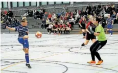  ?? FOTO: SEMMLER ?? Sina-Aline Kirschner vom 1. FC Riegelsber­g (links) kommt vor Torhüterin Mandy Seiss vom SV Weiersbach zum Abschluss. Die Riegelsber­gerinnen gewannen das Halbfinal-Spiel mit 5:2.