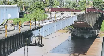  ??  ?? PuEntE. En casi un año la empresa constructo­ra apenas alineó la estructura y colocó vigas.