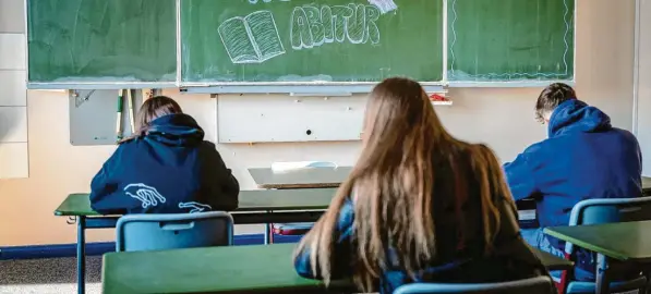  ?? Foto: Sina Schuldt, dpa ?? Ob ein Kind aufs Gymnasium geht und irgendwann Abitur macht, hängt in Bayern stark von der Bildung und dem Einkommen der Eltern ab.