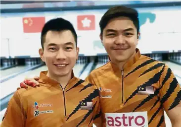  ??  ?? Dynamic duo: Adrian Ang (left) and Tun Hakim Tun Hasnul Azam beat Andrew Anderson-EJ Tackett of the United States in the final at the South China Athletics Associatio­n Bowling Centre yesterday.