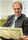  ?? Foto: Adrian Bauer ?? Bernd Leumann liest gerne: theologisc­he Bücher, die Bibel, aber auch Krimis, Ro mane und die Zeitung.
