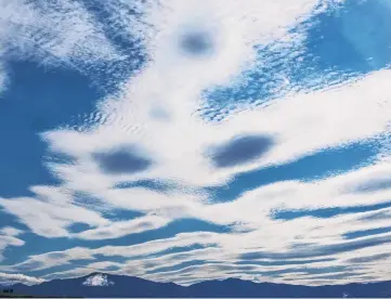  ?? PHOTO: HEATHER MACLEOD ?? Lines of Altocumulu­s lenticular­is in a northweste­rly flow over the Wanaka area.