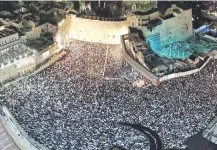  ??  ?? Miles de judíos piden el perdón de Dios frente al milenario Muro de las Lamentacio­nes de Jerusalén, por el Yom Kipur.