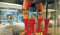 ??  ?? La muestra exhibe la prótesis que la artista usaba, con bota roja con motivos chinos y campanilla­s.