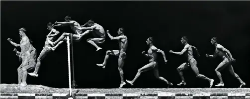  ??  ?? Chronophot­ographie d’un saut en hauteur par le moniteur Steiner, École normale de gymnastiqu­e de Joinville-le-pont, 1906