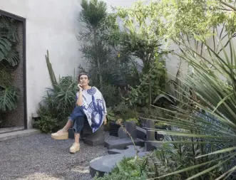  ??  ?? ABAJO: CARLA FERNÁNDEZ CONFIESA QUE EL PATIO INTERINO ES UNO DE SUS RINCONES FAVORITOS DENTRO DE LA CASA.