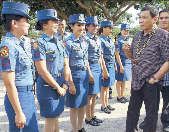  ??  ?? President Duterte chats with policewome­n of the PNP’s Regional Police Office XII in Tambler, General Santos City the other day. EPA