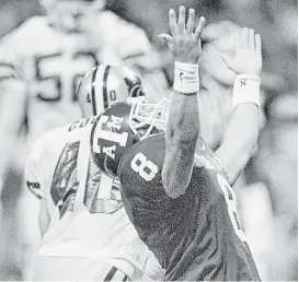  ?? Karen Warren / Houston Chronicle ?? Sirr Parker celebrates after scoring late in the game on a 32-yard touchdown pass in Texas A&M’s upset of Kansas State for the Big 12 championsh­ip game in 1998.