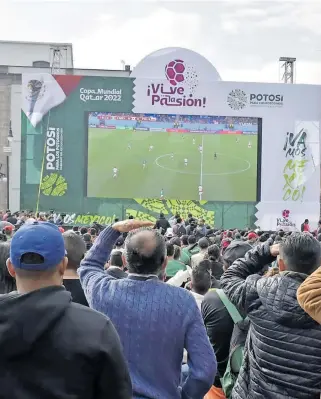  ?? CRISTIAN ROBLEDO de la plaza de los fundadores, donde se instaló una mega pantalla. ?? Lleno total