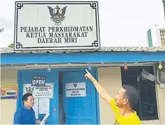  ??  ?? Dennis points at the signboard for the office where he claimed no Orang Ulu community leader was available.