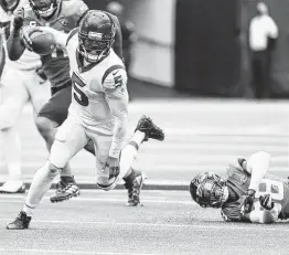  ?? Brett Coomer / Staff photograph­er ?? Texans quarterbac­k Tyrod Taylor breaks away from Jaguars safety Andre Cisco as he scrambles out of the pocket for a 29-yard run during the fourth quarter.