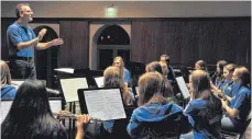  ??  ?? Stadtmusik­direktor Wolfgang Halder leitet auch das Jugendblas­orchester und hat mit dem Nachwuchs schon viel erreicht.