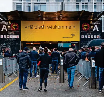  ?? URS LINDT/FRESHFOCUS ?? 6750 Fans durften gestern in die Postfinanc­e-Arena – vor dem Eintritt wurde noch Fieber gemessen.