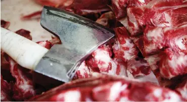  ?? Foto: dpa/Arno Burgi ?? Zerteiltes Fleisch im Schlachtho­f: Die Arbeitsbed­ingungen bleiben umstritten.