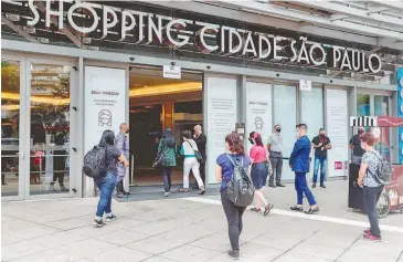  ?? EFE ?? Comercios de Sao Paulo, Brasil, abrieron pese a los niveles altos de contagio