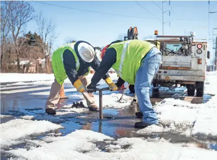  ?? ARIEL COBBERT/THE COMMERCIAL APPEAL ?? MLGW employees repair the water main system on Chelsea Avenue on Saturday.