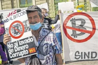  ?? EFE ?? Manifestac­ión en El Salvador contra la adopción del bitcóin como moneda de curso legal.