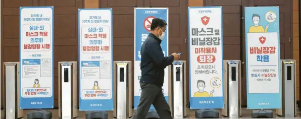  ?? Foto: Ahn Young‰Joon, dpa ?? Das Handy gehört in Südkorea noch viel mehr zum Alltag als in Deutschlan­d.
CORONA I
CORONA II