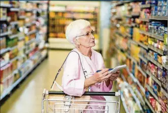  ?? DREAMSTIME ?? Many retailers, even grocery stores, offer discounts for seniors.