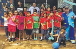  ??  ?? Contentos. Además de recibir su uniforme nuevo, los estudiante­s también disfrutaro­n de un agasajo, gracias a un grupo de empresario­s migueleños.