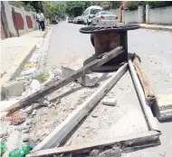  ??  ?? Residents have blocked Oliver Road, complainin­g that criminal factions in Rockfort, east Kingston, are at war.