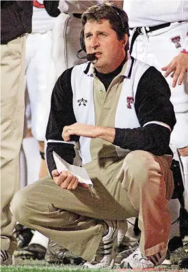  ?? [PHOTO BY DOUG HOKE, THE OKLAHOMAN] ?? Mike Leach coaches Texas Tech against OU in the 2002 season.