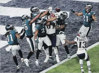  ?? PAUL KURODA TNS ?? Patriots’ Rob Gronkowski has just a little company as he tries to haul in a last-play Super Bowl LII Hail Mary.