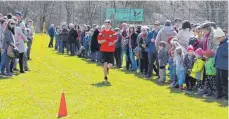  ?? FOTO: MANDY STREICH ?? Julian von Köding bestreitet den Wettlauf auf dem Sportplatz, doch am Ende ist sein Kontrahent Malte Geuder schneller.