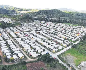  ?? FOTOS: FRANKLYN MUÑOZ. ?? PROYECTO. En la colonia Bosques de Jucutuma, Ticamaya, se construyen más de 900 viviendas populares por parte del Consejo Hondureño de la Vivienda Solidaria.