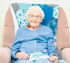  ?? PHOTO AUDRÉ KIEFFER ?? Souriante dans sa chambre de l’accueil Notre-dame, à Magog, Jeannette Roy a survécu à la COVID-19.