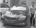  ?? ZAIM ARIMIES/JAWA POS ?? SEWA: Mobil BMW seri 520i asal Denpasar, Bali, yang disewa pelaku juga diamankan polisi.