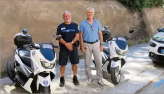  ?? (Photo F. R) ?? Réné Carandante, er adjoint au maire de La Croix-Valmer, et Patrick Iberti, chef de la police municipale, aux côtés des nouveaux scooters cc de la « PM » croisienne.