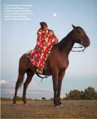  ??  ?? Le cheval est au centre de la culture des Navajos, qui l’utilisent notamment pour venir en aide aux jeunes sans repères, aux chômeurs et aux soldats traumatisé­s.