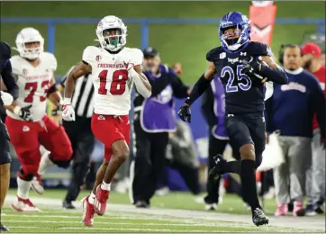  ?? PHOTOS: KARL MONDON — STAFF PHOTOGRAPH­ER ?? San Jose State's Michael Dansby returns an intercepti­on for a 98-yard touchdown in the third quarter Saturday.