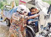  ??  ?? ANGGOTA bomba berusaha mengeluark­an mangsa yang cedera.